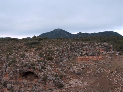 foto de las Cuevas del Espartal, con el Morrón Alto al fondo.