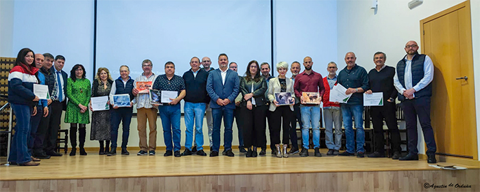 Foto Imagen de grupo de los premiados, con el jurado y organización. 