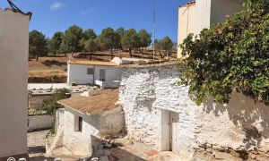 Panorámica de una de las calles de la bonita aldea serrana de la Rambla del Agua.