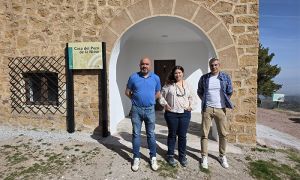 En el centro de la imagen la directora conservadora, Almudena Cano, a la izquierda José Antonio Valdivieso y Antonio Peña a la derecha.